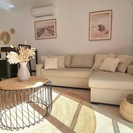 3-Bedroom House With A Private Sunny Garden And Community Pool In Marbella Near Puerto Banus *