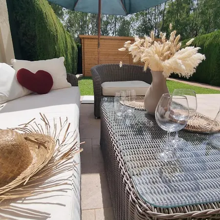 Nyaraló 3-bedroom House With A Private Sunny Garden And Community Pool In Near Puerto Banus *