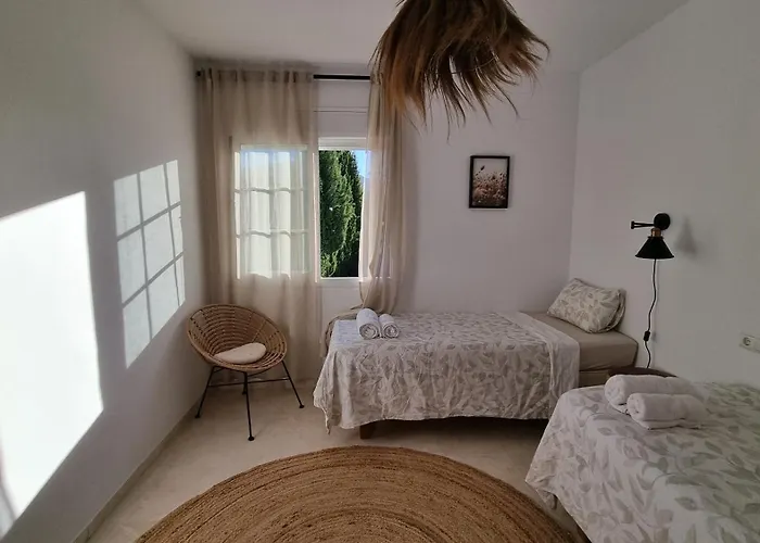 Casa vacanze 3-Bedroom House With A Private Sunny Garden And Community Pool In Marbella Near Puerto Banus *
