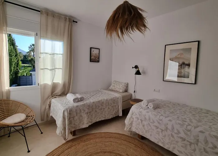 3-Bedroom House With A Private Sunny Garden And Community Pool In Marbella Near Puerto Banus *